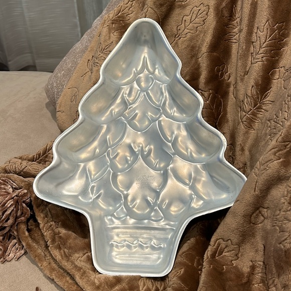 Wilton Christmas tree cake pan - Picture 1 of 3
